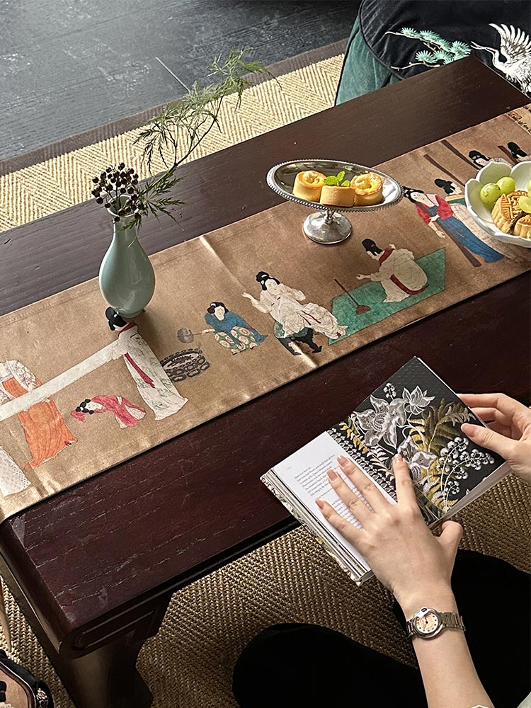 Palace Lady Tea Table Runner