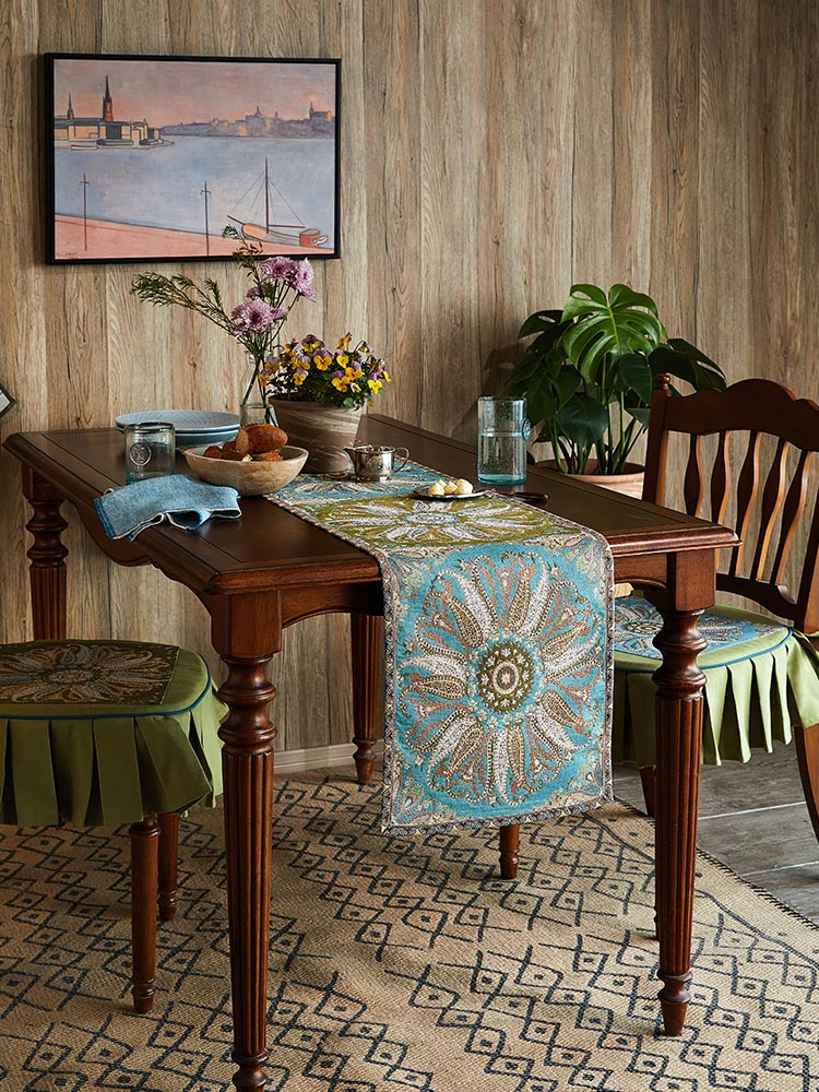 Rosette Eye Table Runner