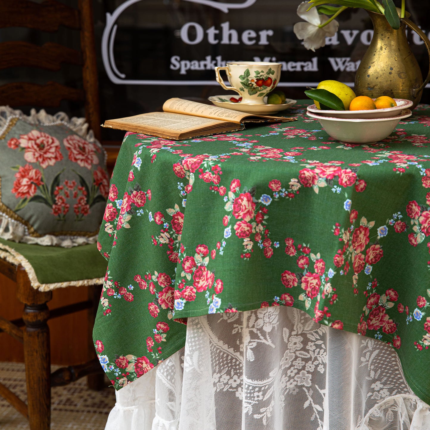 Nabis Dew Rose Round British Retro Tablecloth 